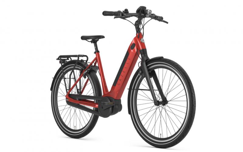 <p>De elektrische fiets, of e-bike, is niet meer weg te denken uit het straatbeeld. Gazelle biedt een breed assortiment fietsen met trapondersteuning. Boodschappen meenemen op de fiets, dagelijks naar je werk of ontspannen door heuvelachtig landschap. Met een duwtje in de rug kom je overal fluitend aan.</p>