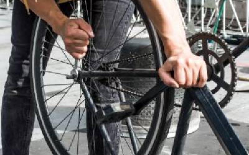 <p>Hermans Tweewielers BV met winkels in Hapert en Reusel is op zoek naar nieuwe collega&#39;s.&nbsp;Wij hebben op dit moment plaats voor 2 fulltime functies:&nbsp;Een aankomend (elektrische) fietstechnicus&nbsp;en een enthousiaste, jonge leerling fietstechinicus.</p>
